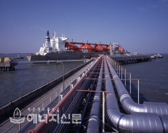 한국가스공사 LNG생산기지에 접안해 있는 LNG선.